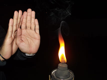 ild, væge, flamme, lys, belyst, candela, miljø, brænding, varme, lejrbål, tænde for, mørke, mørk, lampe, hænder, menneskelig kropsdel, menneskelig hånd, varme - temperatur, en person, sort baggrund, hånd, brand - naturligt fænomen, menneskelig finger, finger, kropsdel, natur, tæt på, gestikulerer, indendørs, studio skud, stop gestus, 4K, CC0, offentligt domæne, royaltyfrie