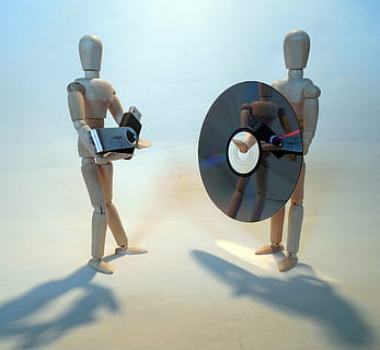 USB, DVD, support de stockage, Les données, CD, médias, disque, l'informatique, sauvegarde, sauvegarde de données, politique de confidentialité, figure, holzfigur, ombre, toute la longueur, lumière du soleil, adulte, la nature, personnes, journée, vue arrière, terre, femmes, jeune adulte, jeune femme, deux personnes, permanent, Vrais gens, Vêtements, mer, Activité de loisir, plage, mode, 1080P, CC0, domaine public, libre de droits