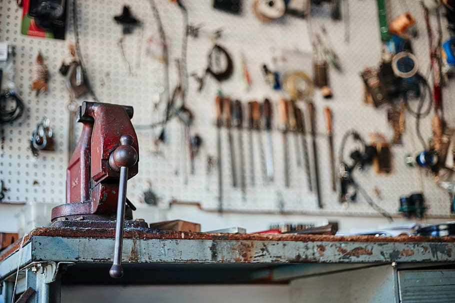 incloure, foto, vermell, equips d’eina d’acer, màquina, botiga, eines, taller, treballar, fabricació, treballs de metall, mecanitzat, banc, mocador, vici, ordenat, net, equipament, maquinària, indústria, part de la màquina, eina de treball, tecnologia, metall, centrar-se en primer pla, dia, cap gent, rovellat, vell, arquitectura, resistent, manera de transport, funció de construcció de parets, primer pla, espatllat, transport, estructura construïda, abandonat, a l'aire lliure, aigua, 1080P