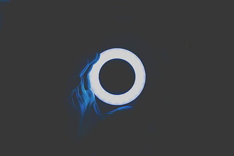 runden, Weiß, LED, Ring, Person, halten, aufgehellt, Dekor, Blitzring, Kreis, Licht, Hand, abstrakt, Blau, Dunkelheit, dunkel, glühen, Blitz, Loch, minimal, Handschuh, schwarzer Hintergrund, kopieren sie platz, Geometrische Figur, drinnen, Studioaufnahme, direkt darüber, Kaffee trinken, gestalten, Kaffee, eine Person, weiße Farbe, beleuchtet, Tasse, glühend, Getränk, Becher, Essen und Trinken, 5K, CC0, gemeinfrei, lizenzfrei