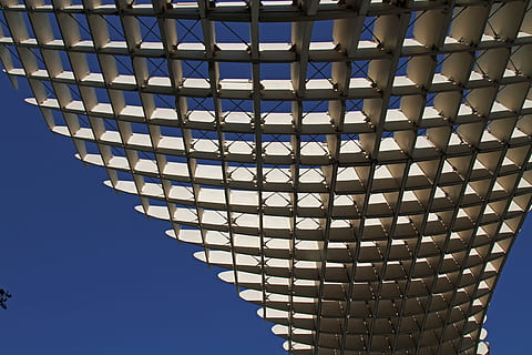 estructura, fusta, disseny, fusteria, sostre, sevilla, estructura construïda, arquitectura, patró, exterior de l'edifici, modern, cap gent, cel, vista d’angle baix, dia, ciutat, edifici, forma, blau, a l'aire lliure, forma geomètrica, cel clar, llum solar, naturalesa, característica arquitectònica, exterior d’edifici d’oficines, 5K, CC0, domini públic, lliure de regalies