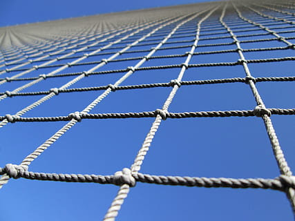 maske, barriere, perspektiv, vinkel, oppadgående, tau, knop, himmel, blå, dag, natur, mønster, ingen folk, fornybar energi, sikkerhet, miljøvern, alternativ energi, drivstoff og kraftproduksjon, solpanel, solenergi, utendørs, teknologi, gjerde, metall, lav vinkel visning, miljø, strømforsyning, 1080P, CC0, offentlig domene, opphavsrett gratis