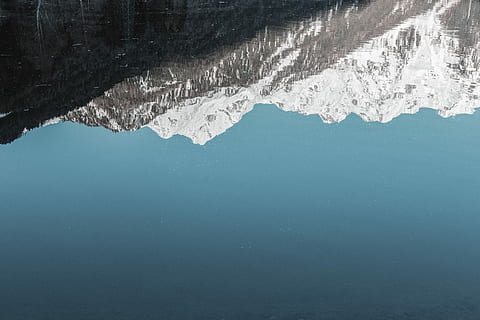 cobert de neu, muntanyes, blau, cel, serres, durant el dia, muntanya, Serra, degradat, blanc, neu, pic, fred, silueta, invertit, aigua, temperatura de fred, escenics - natura, medi ambient, gel, bellesa a la natura, hivern, cap gent, llac, naturalesa, congelat, glacera, tranquil·litat, paisatge, escena tranquil·la, a l'aire lliure, muntanya nevada, 5K, CC0, domini públic, lliure de regalies