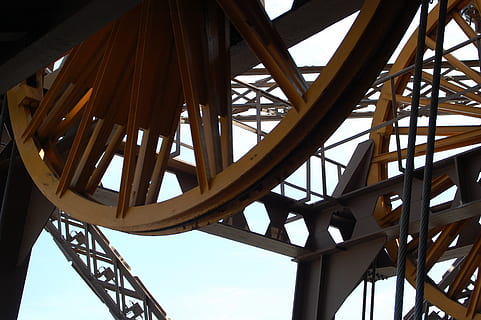paris, Torre Eiffel, arquitectura, patrimoni, mecanisme, rodes, cel, estructura construïda, vista d’angle baix, cap gent, dia, metall, naturalesa, material de fusta, a l'aire lliure, patró, connexió, destinacions de viatge, cel clar, transport, pont, llum solar, viatjar, turisme, 2K, CC0, domini públic, lliure de regalies
