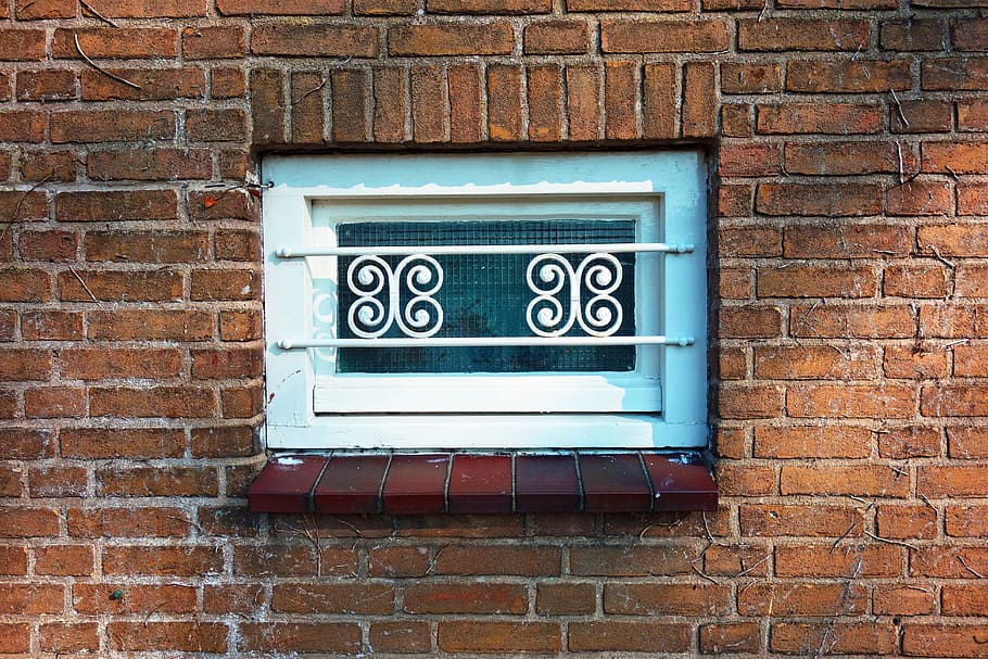 finestra, panell, repunta, carcassa, graella, edifici, paret de maó, paret, maons, decoració, disseny, maó, funció de construcció de parets, arquitectura, estructura construïda, cap gent, text, comunicació, dia, exterior de l'edifici, guió occidental, a l'aire lliure, tecnologia, vermell, primer pla, patró, vell, connexió, 5K
