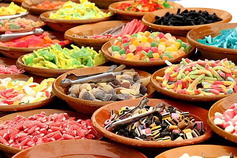 sort candy parti, slik, sukker, sød, nippe, mad, lækker, Gummibärchen, chokolade, rød, farverig, slik sukkerrør, mærke, behandle, slikke, marked, stå, valg, mad og drikke, variation, friskhed, detail, multi farvet, ingen mennesker, overflod, stor gruppe af objekter, markedsbod, stilleben, sund kost, til salg, arrangement, bestille, i en række, sødt mad, beholder, snack, 5K, CC0, offentligt domæne, royaltyfrie