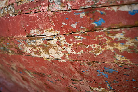 vermell, pintat, gastat, textura, fusta, resum, taulers de fibra de fusta, patró, macro, detall, vell, fons, taula, ningú, sòls, detalls de tirs, primer pla, horitzontal, imatges, còpia espai, bonic, decoració, natural, mobles, paret, motiu, perspectiva, cap gent, imatge en color, enfocament selectiu, colors vius, color, patró abstracte, resistent, marc complet, metall, descamació, dia, aspre, espatllat, aixafar, funció de construcció de parets, marró, declivi, deteriorament, material de fusta, rovellat, a l'aire lliure, efecte texturat, 8K, CC0, domini públic, lliure de regalies