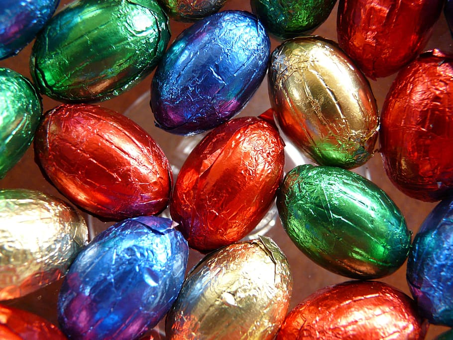 multicolor, embolcall de xocolata, ous de Pasqua, dolçor, mossegada, Pasqua, xocolata, colorit, color, làmina de plata, paper d'alumini, menjar, primer pla, blau, macro, vermell, color vibrant, colors, fons, groc, imatge en color, marc complet, color verd, gran grup d'objectes, elecció, natura morta, cap gent, variació, a l'interior, brillant, abundància, menjar i beguda, ou de Pasqua, festa, ou, embolicat, joia preciosa, temptació, 2K