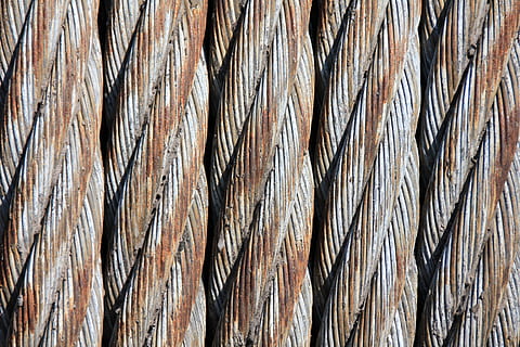 detailní fotografie, hnědý, šedá, rezavý, kabelů, ocelové kabely, drátěné pletivo, tkaný, drát, technologie, lano, silný, průmysl, pozadí, celý rám, vzor, texturou, detail, nikdo, velká skupina objektů, den, dřevo - materiál, venku, přímo nad, zvětralý, hojnost, kov, spojení, podnikání, síla, 5K, CC0, veřejná doména, bez autorských práv