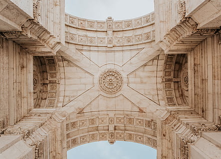 fotografie cu unghi mic, bej, beton, clădire, timpul zilei, vierme-ochi, Vezi poza, alb, arhitectură, tavan, arc, piatră, dom, construită, destinații de călătorie, trecutul, vedere unghiulară joasă, istorie, turism, nici o persoana, exteriorul clădirii, călătorie, imediat mai jos, proiecta, ambarcațiune, model, monument, artă și sculptură, zi, oraș, bogat ornamentat, coloană arhitecturală, 4K, CC0, domeniu public, fără drepturi de autor