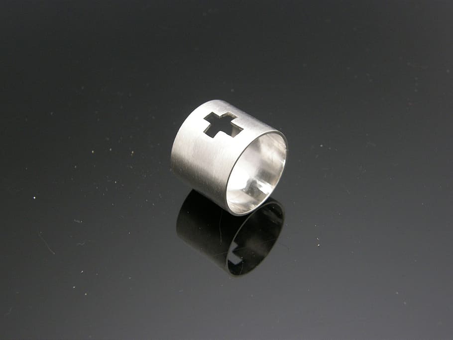 Kreuz, Ring, silberne Ringe, Studioaufnahme, Stillleben, drinnen, keine Leute, Reflexion, Nahansicht, Tabelle, kopieren sie platz, High Angle View, Dosis, Pille, einzelnes Objekt, Medizin, Glücksspiel, weiße Farbe, Kapsel, weißer Hintergrund, Gesundheitswesen und Medizin, ausgeschnitten, glänzend, Geschirr, 1080P