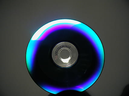 dvd, cd, disc, reflexió, blau, brillar, plata, digital, pel·lícules, música, forma, forma geomètrica, cercle, a l'interior, primer pla, tecnologia, equips d’il·luminació, cap gent, il·luminat, tir de l'estudi, sostre, natura morta, fons negre, sol objecte, electricitat, llum, llum elèctrica, brillant, directament a sobre, bombeta, vidre, porpra, equipament elèctric, 1080P, CC0, domini públic, lliure de regalies