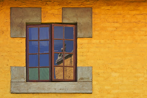 finestra, reflexió, vidre, arquitectura, vista, visió, fons d'escriptori, panell, marc de finestra, rectangle, estructura construïda, funció de construcció de parets, exterior de l'edifici, groc, edifici, casa, cap gent, dia, barri residencial, material de fusta, tancat, a l'aire lliure, vell, paret, vidre - material, seguretat, 5K, CC0, domini públic, lliure de regalies