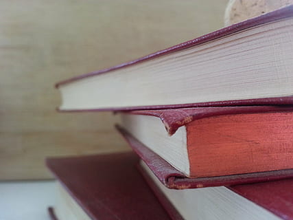 avvicinamento, foto, mucchio, libri, vecchio, pila, anziano, vecchi libri, biblioteca, studia, imparare, insegnare, pelle, carta, pubblicazione, libro, formazione scolastica, in casa, nessuno, legno - materiale, natura morta, apprendimento, concentrarsi sulle conoscenze acquisite, letteratura, saggezza, tavolo, competenza, messa a fuoco selettiva, singolo oggetto, pagina, due oggetti, libro con copertina rigida, 2K, CC0, dominio pubblico, privo di copyright