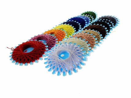 filo, filato, cucire, ago, colorato, nähutensilien, filo per cucire, sartoria, Handarbeit, mestiere, merceria, accessori per il cucito, kit da cucito, creativo, schneider, design, moda, lavoro manuale, tessuto, colore, tessile, sfondo bianco, girato in studio, in casa, multicolore, ritagliare, natura morta, avvicinamento, nessuno, copia spazio, arte e artigianato, creatività, singolo oggetto, forma, blu, rappresentazione, giocattolo, modello, vista dall'alto, 4K, CC0, dominio pubblico, privo di copyright