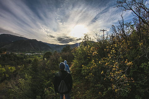 Due, persona, circondato, alberi, giorno, piante a foglia verde, Alba, piante verdi, albero, nube, escursioni a piedi, escursione, escursionista, natura, all'aperto, montagna, uomini, paesaggio, avventura, Paesaggi, persone, una persona, retrovisore, persone reali, campo, pianta, cielo, bellezza nella natura, nuvola - cielo, attività di svago, attività, scenics - natura, terra, stili di vita, ambiente, crescita, foresta, 4K, CC0, dominio pubblico, privo di copyright
