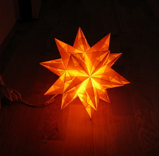 lampe, stjerne, lys, stjerne form, orange farve, kreativitet, indendørs, belyst, papir, form, Kunst og håndværk, høj vinkel visning, ingen mennesker, mønster, håndværk, gul, glødende, mørk, skygge, origami, rød, fest, bord, sort baggrund, 2K, CC0, offentligt domæne, royaltyfrie