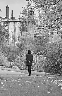 Graustufenfoto, Person, Stehen, Straße, Mann, Gehen, Depression, Problem, Verwechslung, entspannend, Gerade, draußen, fallen, Herbst, frisch, männlich, Erwachsene, natürlich, gesund, Stroh, Hut, Natur, grunge, Gebäude, Kontrast, Schwarz und weiß, Werte, dom, Lebensstil, genießen, Blätter, Brunchs, Vergnügen, Entspannen Sie Sich, Freizeit, Wellness, Leben, Rückansicht, eine Person, echte Menschen, in voller Länge, die Architektur, gebaute Struktur, Pflanze, Lebensstile, Freizeitbeschäftigung, Baum, Tag, Legere Kleidung, Richtung, Gebäudehülle, Männer, der Weg nach vorn, 2K, CC0, gemeinfrei, lizenzfrei