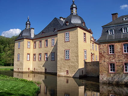 Mechernich, Germania, castello di eicks, storico, costruzione, punto di riferimento, architettura, fossato, acqua, riflessi, cielo, nuvole, destinazioni, panoramico, orizzonte, città, estate primavera, esterno dell'edificio, struttura costruita, natura, il passato, giorno, storia, nessuno, luogo di culto, religione, quartiere residenziale, Torre, vecchio, luce del sole, Casa, all'aperto, canale, guglia, 720P, CC0, dominio pubblico, privo di copyright