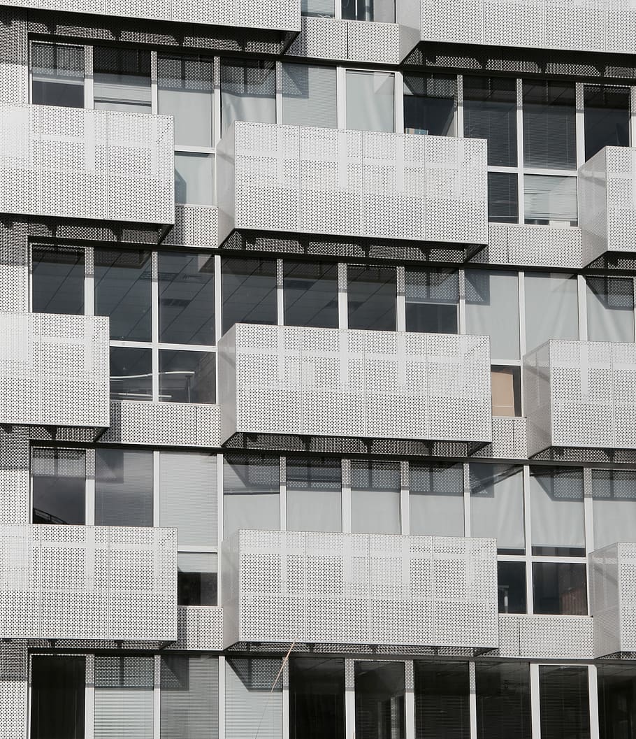 primer pla, foto, gris, concret, edifici, fotografia, balcó, arquitectura, estructura, modern, geomètric, blanc, finestra, vidre, grafisme, línia, blau, disseny, exterior de l'edifici, estructura construïda, marc complet, cap gent, dia, vidre - material, fons, ciutat, a l'aire lliure, patró, vista d’angle baix, repetició, costat a costat, llum solar, barri residencial, exterior d’edifici d’oficines, apartament, 2K