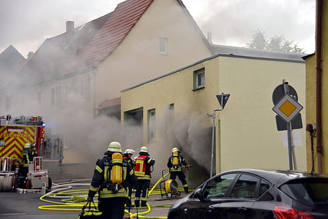 brand, merk, gebruik, verwijderen, risico, Heiland, medische nooddiensten, brandweerwagen, brandweerlieden, teken, architectuur, brandweerman, bezetting, waarschuwingsbord, vervoer, veiligheid, buitenkant van het gebouw, ingebouwde structuur, bescherming, werkend, mannen, achteraanzicht, ongevallen en rampen, mensen, communicatie, groep mensen, wijze van transport, weg, buitenshuis, uniform, reddingswerker, verantwoordelijkheid, 5K, CC0, publiek domein, royaltyvrij