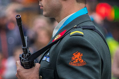 Mann, halten, Gewehr, selektiv, Fotografie, schwarz, Sturmgewehr, flach, fokus fotografie, Helden, Freiheit, Polizei, Uniform, Offizier, Sicherheitspersonal, Militär-, bewaffnete Kräfte, Menschen, Sicherheitsbeamter, Waffe, Polizeiuniform, Männer, Militäruniform, Schutz, Heer, Nur ein Mann, eine Person, Regierung, Kleidung, Fokus auf den Vordergrund, Sicherheit, echte Menschen, Soldat, Gesetz, Spezialeinheiten, Aggression, Walkie-Talkie, 5K, CC0, gemeinfrei, lizenzfrei