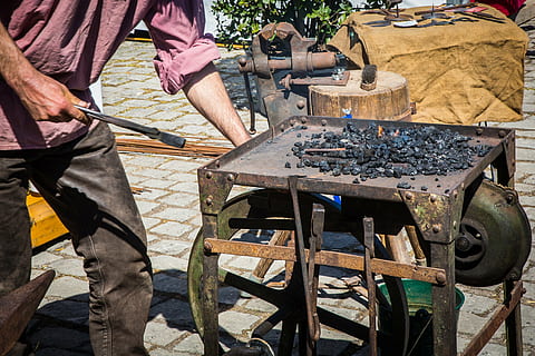 grovsmed, smede, jern, ild, glød, håndværk, værktøj, flamme, arbejder, beskæftigelse, Manuel arbejder, herrer, arbejdsværktøj, udstyr, rigtige mennesker, dag, en person, lavt afsnit, træ - materiale, maskineri, midsection, menneskelig hånd, bedrift, metal, sollys, menneskelig kropsdel, hånd, 4K, CC0, offentligt domæne, royaltyfrie