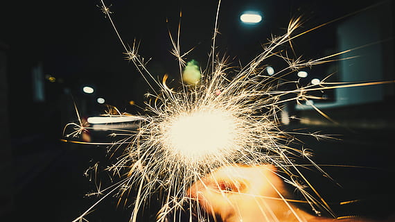 person, der holder firecracker, person, der holder fyrværkeri, fyrværkeri, gnist, stjernekaster, hånd, bedrift, bevægelse, belyst, nat, sløret bevægelse, kunstkultur og underholdning, gnister, lang eksponering, fest, glødende, begivenhed, brænding, ingen mennesker, svejsning, fyrværkeri - menneskeskabt objekt, eksploderer, tæt på, varme - temperatur, metalindustrien, 5K, CC0, offentligt domæne, royaltyfrie