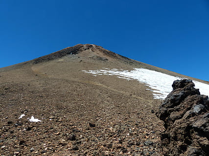 teide, Berg, Gipfel, Vulkan, Berg, Gipfel, Teneriffa, Kanarische Inseln, Pico del Teide, el teide, Weg, erhebt euch, Geröll, Lava, Lavastein, Lavafelder, Schneefeld, Schnee ruht, Natur, draußen, Tag, keine Leute, Blau, Himmel, klarer Himmel, Umgebung, Schönheit in der Natur, Rock, Szenen - Natur, Abenteuer, Wandern, Aktivität, Freizeitbeschäftigung, Gebirge, solide, Rock - Objekt, klettern, Landschaft, 4K, CC0, gemeinfrei, lizenzfrei