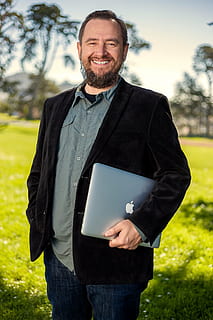 homem, Preto, casaco, segurando, macbook prata, retrato, exterior, sorridente, desenvolvedor, desenvolvimento, profissional, computador, maçã, macbook, sucesso, feliz, pessoas, tecnologia, digital, pessoa, um homem só, felicidade, alegre, barba, uma pessoa, apenas homens, apenas adultos, homens, adulto, comprimento de três quartos, vista frontal, pessoas reais, olhando para a câmera, plantar, de pé, focar em primeiro plano, machos, homens adultos medianos, dia, emoção, 1080P, CC0, domínio público, royalty free