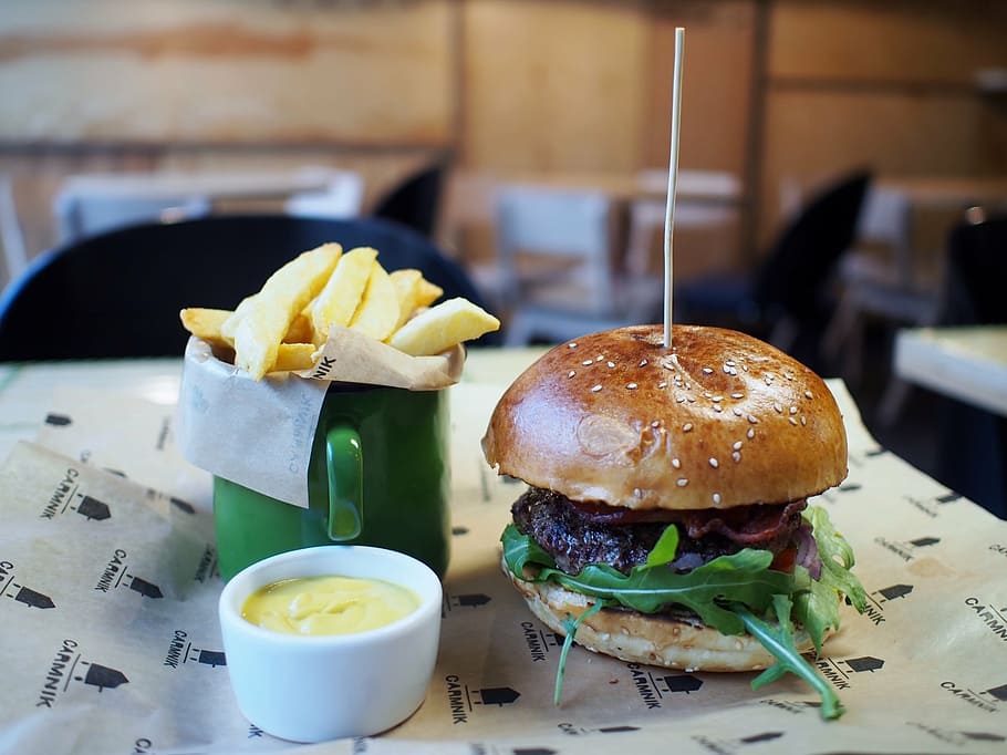 bistro, pa, bun, hamburguesa, primer pla, producte diari, deliciós, immersió, menjar, patates fregides, a l'interior, carn, restaurant, entrepà, salsa, taula, saborós, cheeseburger, enciam, vedella, dinar, a la graella, tomàquet, gourmet, menjar i beguda, menjar ràpid, llest per menjar, frescor, menjar poc saludable, centrar-se en primer pla, natura morta, vegetals, mida de la porció, cap gent, patata preparada, treureu menjar, berenar, temptació, 1080P