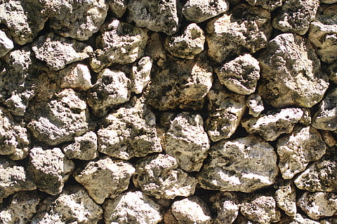 Materiale, muro di pietra, corallo, struttura, sfondo, fotogramma intero, solido, sfondi, strutturato, roccia, roccia - oggetto, natura, nessuno, giorno, all'aperto, grande gruppo di oggetti, vista dall'alto, abbondanza, ruvido, modello, pietra - oggetto, pietra, geologia, luce del sole, avvicinamento, 5K, CC0, dominio pubblico, privo di copyright