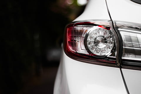 lähikuvaus, pariton, ajoneuvon takavalo, auto, valo, takavalot, valkoinen auto, ajovalot, uusi auto, nopeus, Mazda, pyörä, kuljetustapa, moottoriajoneuvo, kuljetus, vintage-auto, maa-ajoneuvo, retro-tyylinen, keskittyä etualalle, valaistuslaitteet, punainen, lähikuva, ei ihmisiä, päivä, matkustaa, antiikki-, metalli-, lasi - materiaali, kromi, ylellisyys, hopea värillinen, ajoneuvon valo, sähkölamppu, 5K, CC0, public domain, rojaltivapaa