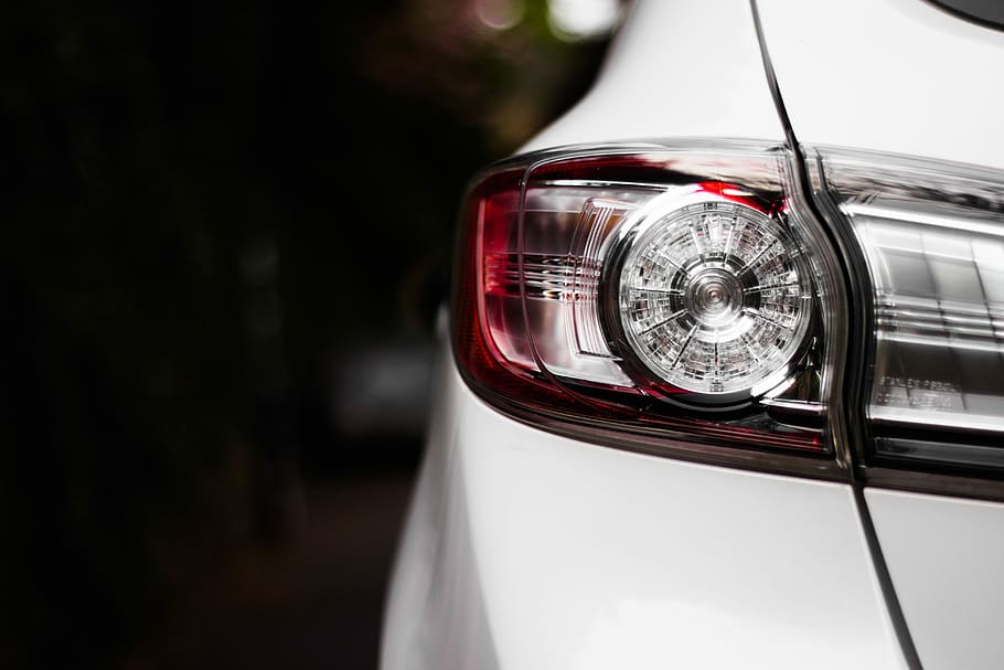 lähikuvaus, pariton, ajoneuvon takavalo, auto, valo, takavalot, valkoinen auto, ajovalot, uusi auto, nopeus, Mazda, pyörä, kuljetustapa, moottoriajoneuvo, kuljetus, vintage-auto, maa-ajoneuvo, retro-tyylinen, keskittyä etualalle, valaistuslaitteet, punainen, lähikuva, ei ihmisiä, päivä, matkustaa, antiikki-, metalli-, lasi - materiaali, kromi, ylellisyys, hopea värillinen, ajoneuvon valo, sähkölamppu, 5K