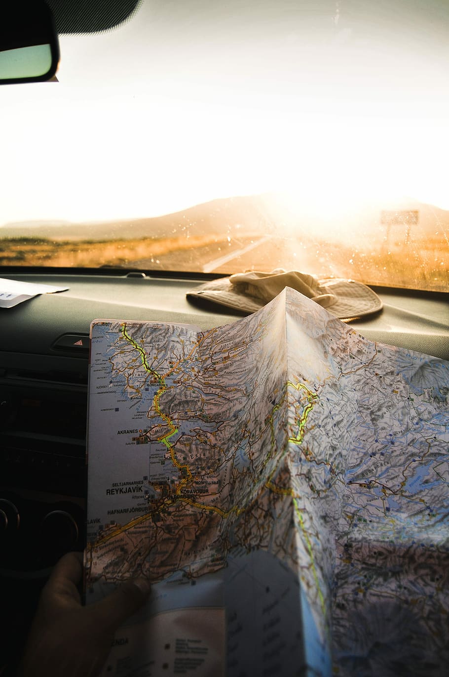 person, bedrift, blå, Brun, kort, jordbaserede, inde, bil, bjerg, rute, vej, solnedgang, sollys, solopgang, spejl, forrude, hat, instrumentbræt, eventyr, rejse, ferie, transportmidler, transportform, køretøj interiør, glas - materiale, natur, himmel, motor køretøj, fly, dag, udendørs, luftfartøj, land køretøj, bil interiør, 4K