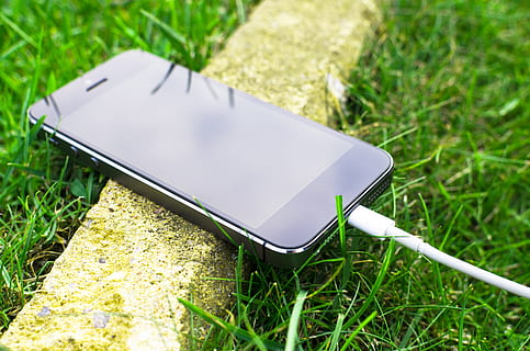 Iphone, Smartphone, cabo, conexão, celular, dispositivo, eletrônicos, meio Ambiente, grama, verde, chão, crescimento, gramado, Móvel, moderno, objeto, ao ar livre, tela, tocar, tela sensível ao toque, branco, fio, tecnologia sem fio, tecnologia, dispositivo de informação portátil, plantar, comunicação, natureza, portabilidade, ninguém, dia, fechar-se, conveniência, foco seletivo, visão de alto ângulo, equipamentos de telecomunicações, cor verde, comunicações globais, em branco, acessório pessoal, 5K, CC0, domínio público, royalty free