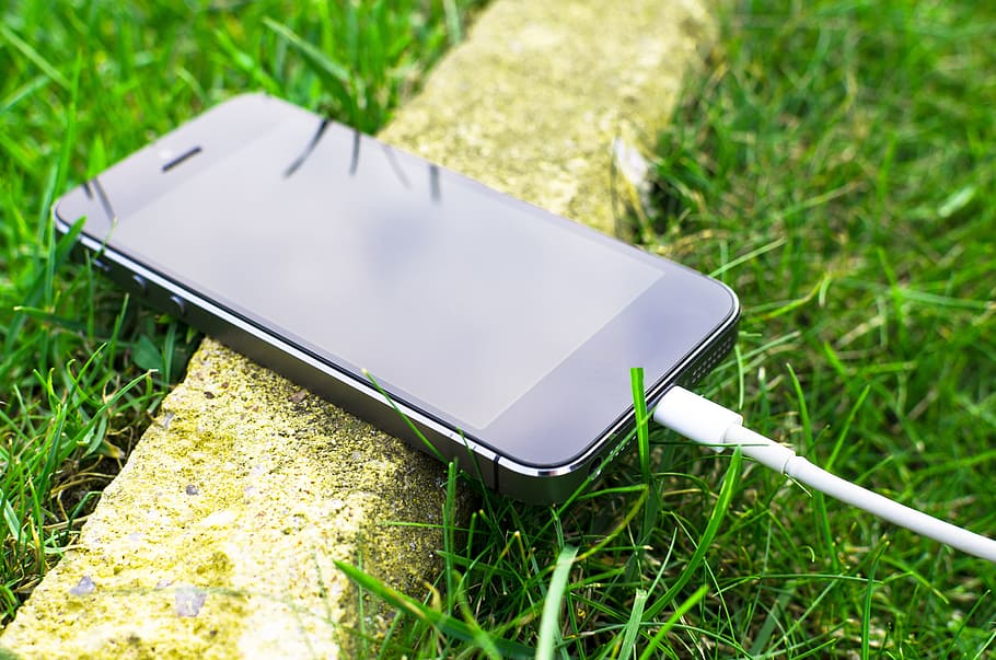 iphone, smartphone, cable, connexió, mòbil, dispositiu, electrònica, medi ambient, herba, verd, sòl, creixement, gespa, telèfon mòbil, modern, objecte, a l'aire lliure, pantalla, tocar, pantalla tàctil, blanc, tecnologia sense fils, tecnologia, telèfon intel·ligent, dispositiu d’informació portàtil, planta, comunicació, naturalesa, portabilitat, cap gent, dia, primer pla, comoditat, enfocament selectiu, vista d’angle alt, equips de telecomunicacions, color verd, comunicacions globals, en blanc, accessori personal, 5K