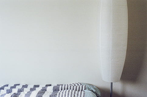 fără titlu, alb, orez, hârtie, podea, lampă, plasat, lângă, gri, beton, pictat, perete, pat, foi, lampă umbra, ușoară, dormitor, în interior, nici o persoana, zi, a închide, culoare alba, montare pe perete, acasă interior, spațiu copie, camera de zi, mobila, canapea, scaun, model, hârtie igienica, textil, igienă, pernă, perdea, pardoseală, 2K, CC0, domeniu public, fără drepturi de autor