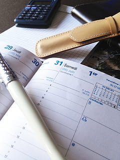 blanco, bolígrafo, planificador, diario, calculadora, caso, trabajo, organización, programar, organizar, plan, cita, secretario, preparación, negocio, mesa, adentro, número, papel, nadie, naturaleza muerta, comunicación, de cerca, texto, vista de alto ángulo, escritura occidental, instrumento de escritura, educación, publicación, documento, bloc de notas, libro, 2K, CC0, dominio público, libre de derechos