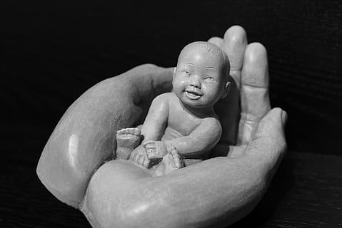 gråtonebillede, baby, person, hånd figur, hænder, åben, figur, sikkerhed, beskyttelse, give, barn, bære, deco, kærlighed, inddrives, håndfuld af, tillid, sød, lykkelig, glad, tillidsfuld, grine, repræsentation, Kunst og håndværk, menneskelig repræsentation, skulptur, kreativitet, indendørs, mandlig lighed, statue, håndværk, tæt på, sort baggrund, ingen mennesker, stilleben, studio skud, emotion, religion, fokus på forgrunden, 4K, CC0, offentligt domæne, royaltyfrie