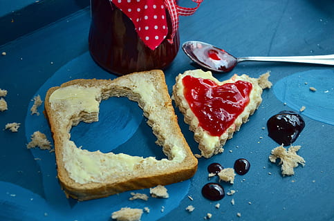 rot, Marmelade, Herz Brot, Brot, Marmeladenbrot, Frühstück, Herz, fruchtig, Süss, hausgemacht, Lebensmittel, Essen und Trinken, Frische, Obst, gesundes Essen, Wohlbefinden, Scheibe, Essgeschirr, bewahrt, Blau, drinnen, fertig für den Verzehr, Mahlzeit, getoastetes Brot, Küchenutensilien, High Angle View, keine Leute, Nahansicht, Erdbeermarmelade, Snack, Versuchung, Tischmesser, 4K, CC0, gemeinfrei, lizenzfrei