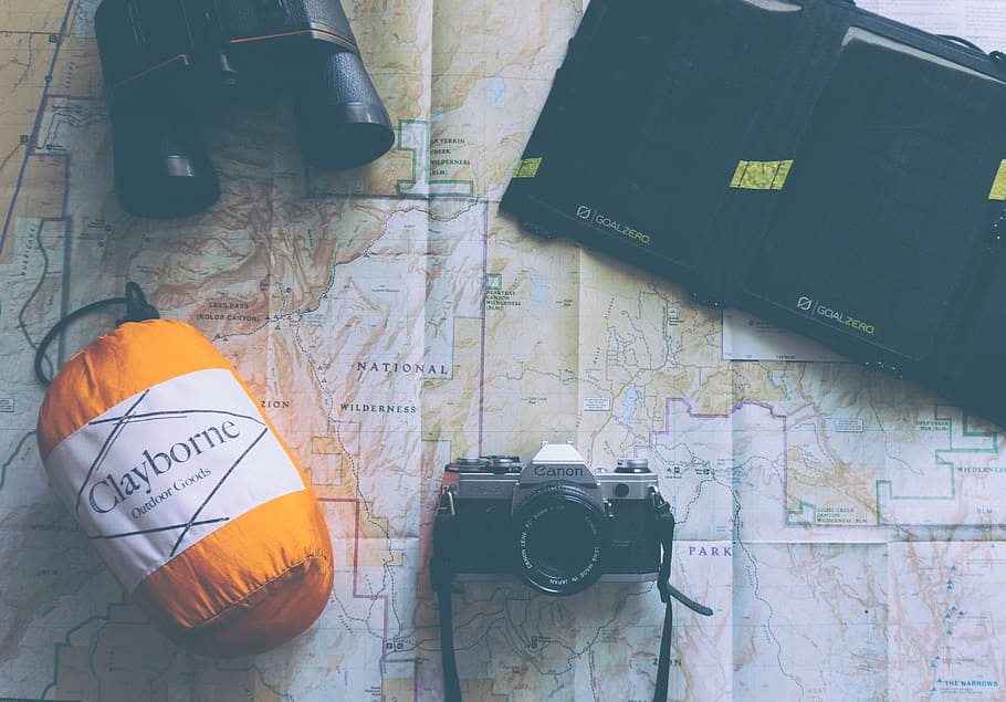 sort, grå, dslr kamera, ved siden af, kikkert, sort spejlfrit kamera, kort, kamera, Camping, eventyr, film, plan, sovepose, udforske, 35mm, fotografering, kanon, årgang, Clayborne, rejse, fotografering temaer, teknologi, kamera - fotografisk udstyr, meddelelse, fotografisk udstyr, høj vinkel visning, stilleben, bord, tekst, beholder, ingen mennesker, indendørs, digitalt kamera, papir, gruppe af objekter, stativ, direkte over, 5K