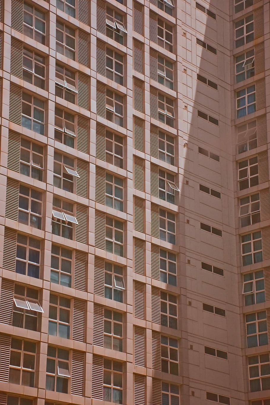 marró, blanc, concret, edifici, de gran alçada, arquitectura, finestres, patró, gratacels, ombra, ciutat, obre la finestra, apartaments, urbà, condomini, estructura construïda, finestra, exterior de l'edifici, marc complet, vista d’angle baix, cap gent, fons, repetició, en fila, dia, a l'aire lliure, modern, apartament, vidre - material, barri residencial, exterior d’edifici d’oficines, 5K