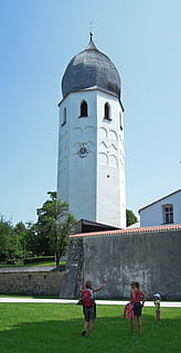Menschen, Weiß, Beton, Turm, Gebäude, Kirchturm, Höhe, hoch, Wunder, Emotion, persönlich, Mensch, Kirche, die Architektur, Religion, berühmter Platz, gebaute Struktur, Gebäudehülle, Natur, Pflanze, Himmel, klarer Himmel, Gras, Tag, Baum, Männer, echte Menschen, Sonnenlicht, draußen, Blau, Kuppel, 2K, CC0, gemeinfrei, lizenzfrei