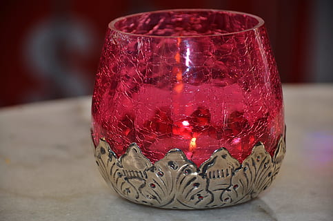 Kerze, Licht, Feuerflamme, Nacht-, Feuer, Flamme, Kerzenlicht, Abend, dekorativ, Tabelle, rot, drinnen, Nahansicht, Fokus auf den Vordergrund, keine Leute, altmodisch, Container, Dekoration, Glas - Material, einzelnes Objekt, Stillleben, Muster, transparent, Krug, beleuchtet, Design, Kunst und Handwerk, Kugel, Feier, 4K, CC0, gemeinfrei, lizenzfrei
