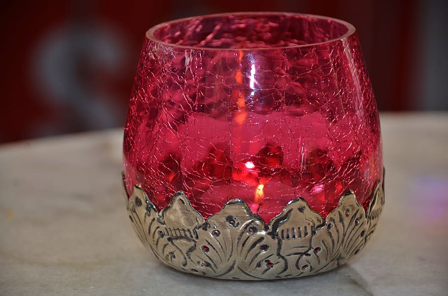 Kerze, Licht, Feuerflamme, Nacht-, Feuer, Flamme, Kerzenlicht, Abend, dekorativ, Tabelle, rot, drinnen, Nahansicht, Fokus auf den Vordergrund, keine Leute, altmodisch, Container, Dekoration, Glas - Material, einzelnes Objekt, Stillleben, Muster, transparent, Krug, beleuchtet, Design, Kunst und Handwerk, Kugel, Feier, 4K