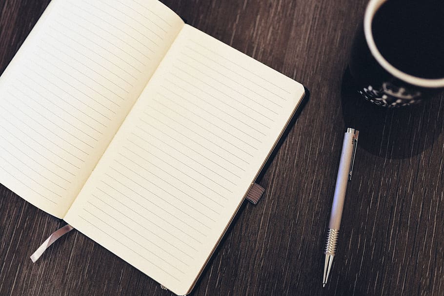 tauleta de cafè amb llibreta, Bloc de notes, bolígraf, cafè, escriptori, negocis, material de fusta, taula, paper, marró, cap gent, fons, menjar i beguda, directament a sobre, beure, a l'interior, en blanc, natura morta, llibre, vista d’angle alt, publicació, primer pla, beguda calenta, te, tassa, refresc, te - beguda calenta, educació, tassa de te, 2K