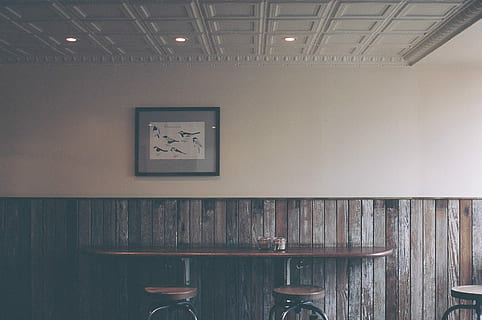 Marrone, di legno, tavolo, Due, sedie, accanto, parete, collocato, dentro, camera, tavolo di legno, dentro la stanza, bar, caffè, ristorante, in casa, nessuno, stanza domestica, architettura, finestra, architettura ed edifici, sedia, moderno, interno di casa, legno - materiale, struttura costruita, giorno, avvicinamento, assenza, soffitto, caratteristica della parete, mensola, posto a sedere, attrezzature domestiche, illuminato, vuoto, telaio, Inquadratura dal basso, mobilia, Lavello, casa, 720P, CC0, dominio pubblico, privo di copyright