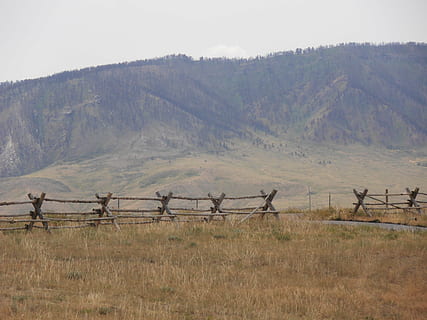 montagne, gamma, ranch, paesaggio, terra, recinto, barriera, ambiente, scenics - natura, confine, natura, campo, pianta, la tranquillità, nessuno, giorno, scena tranquilla, erba, scena non urbana, temi animali, scena rurale, bellezza nella natura, montagna, all'aperto, erbivoro, 4K, CC0, dominio pubblico, privo di copyright