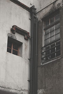 schwarze Wasserleitungen, Foto, schwarz, Röhren, grau, Beton, Wand, Gebäude, die Architektur, Fenster, Rahmen, gebaute Struktur, Gebäudehülle, Wohngegend, keine Leute, Tag, Flachwinkelansicht, Wandbau - Funktion, Glas - Material, Haus, draußen, alt, Rohr - Rohr, Lichtanlage, verlassen, Tür, Stadt, elektrische Lampe, 4K, CC0, gemeinfrei, lizenzfrei